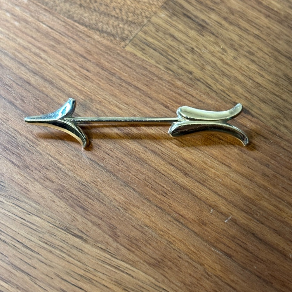 Arrow pin brooch
